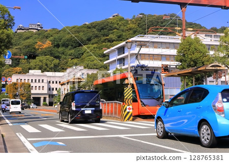 [愛媛縣]從松山市政府前面看到的秋天的松山城和伊予鐵列車 128765381