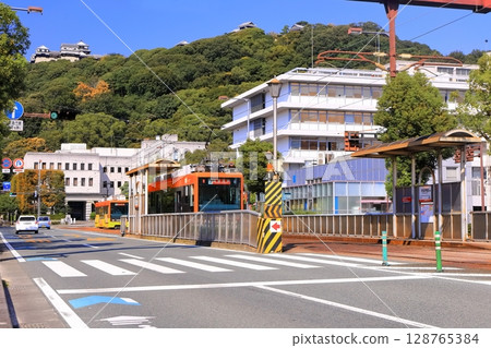 [愛媛縣]從松山市政府前面看到的秋天的松山城和伊予鐵列車 128765384
