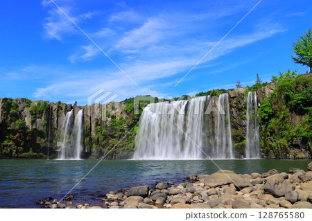Harajiri Falls in early summer (Bungo-Ono City) 128765580