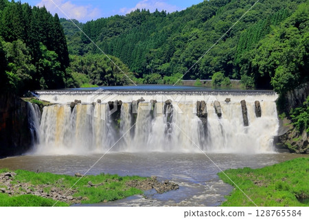 Chinda Falls in early summer (Bungo-Ono City) Chinda Falls in early summer (Bungo-Ono City) 128765584