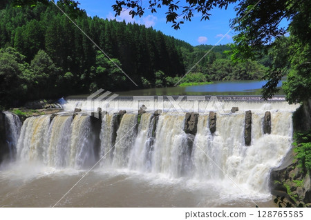 Chinda Falls in early summer (Bungo-Ono City) Chinda Falls in early summer (Bungo-Ono City) 128765585