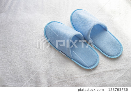 藍色拖鞋 128765786