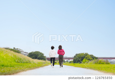 兩名穿著運動服行走的中年婦女的後視圖 兩名穿著運動服行走的中年婦女的後視圖 128765850
