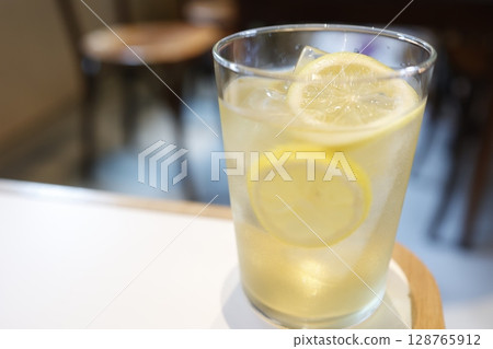 Photo of a refreshing lemonade served on a cafe table Photo of a refreshing lemonade served on a cafe table 128765912