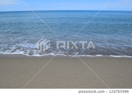 The scenery of the calm beach of the Sea of Japan 128765996