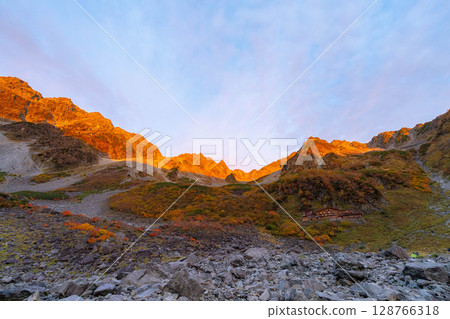 [Mountain scenery] The Hotaka mountain range dyed in autumnal colors at Karasawa Karl and the Morgenrot [Nagano Prefecture] 128766318