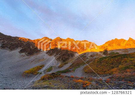 [山景] 唐澤卡爾和晨曦山的穗高山脈被紅葉染成色彩 [長野縣] 128766321