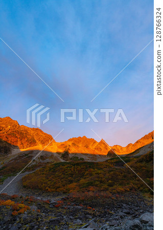 [山景] 唐澤卡爾和晨曦山的穗高山脈被紅葉染成色彩 [長野縣] 128766324