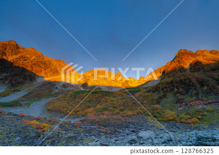 [山景] 唐澤卡爾和晨曦山的穗高山脈被紅葉染成色彩 [長野縣] 128766325