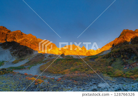 [山景] 唐澤卡爾和晨曦山的穗高山脈被紅葉染成色彩 [長野縣] 128766326