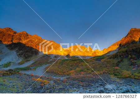 [山景] 唐澤卡爾和晨曦山的穗高山脈被紅葉染成色彩 [長野縣] 128766327