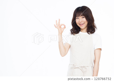 家庭主婦給予 OK 手勢 128766732