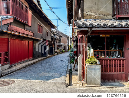 The charming streets of Tomonoura, where the old townscape remains 128766836