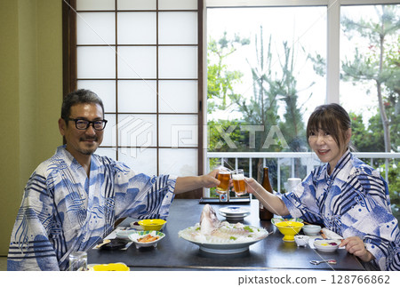 一對穿著浴衣的夫婦在旅館吃飯 128766862