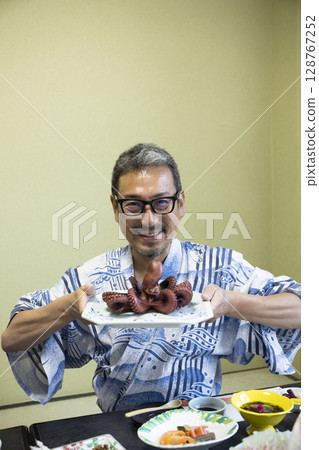 一名男子在飯店吃飯 128767252
