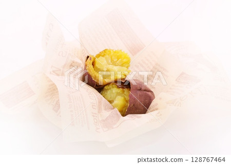 Roasted sweet potato, Beni Haruka, cut open 128767464