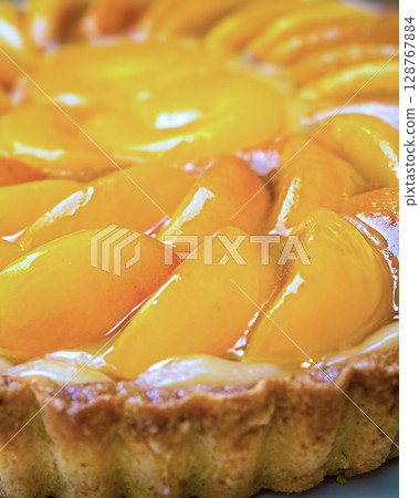 桃子塔上放有大量新鮮桃子 128767884