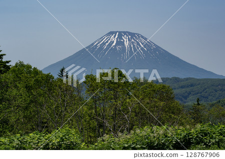 羊蹄山有殘雪 128767906