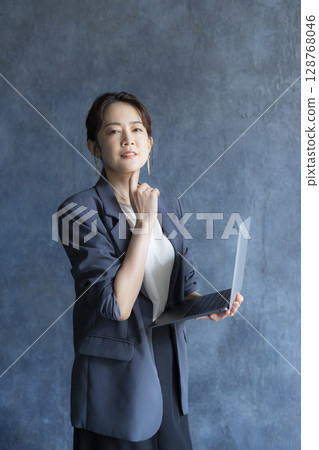 Woman working in the office Woman working in the office 128768046
