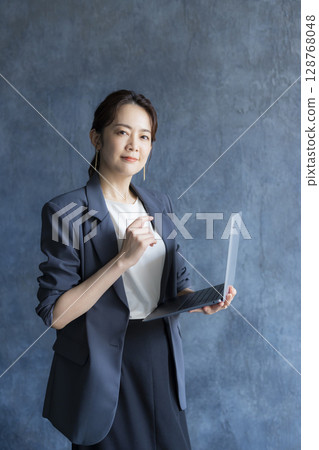 在辦公室工作的婦女 128768048