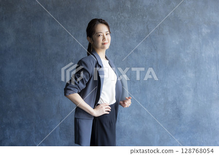 在辦公室工作的婦女 128768054
