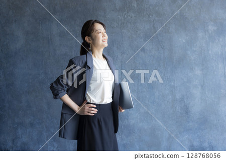 Woman working in the office Woman working in the office 128768056