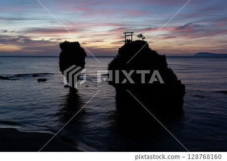 Ebisu Rock and Daikoku Rock that seem like they might fall but never do 128768160