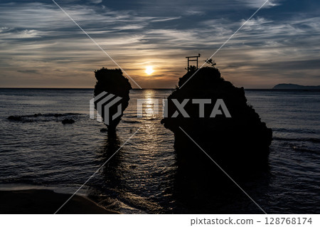 Ebisu Rock and Daikoku Rock that seem like they might fall but never do Ebisu Rock and Daikoku Rock that seem like they might fall but never do 128768174