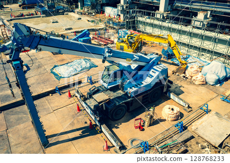重型機械在建中 東京JR澀谷站西口改造 2025.06 強調暖色和冷色 128768233