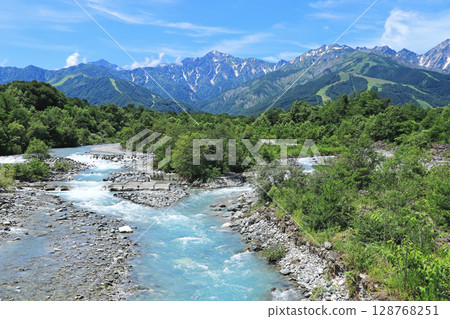 白馬的夏天：從山腳下眺望北阿爾卑斯山 128768251