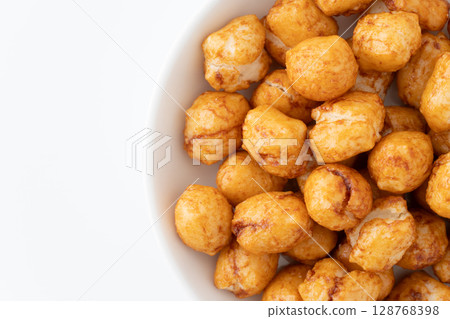 盤子裡的醬油味米餅特寫 128768398