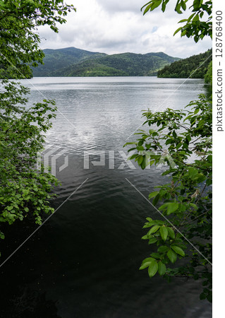 綠意盎然的然別湖 128768400