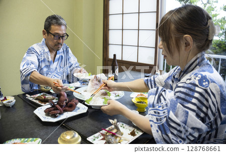 一對穿著浴衣的夫婦在旅館吃飯 128768661