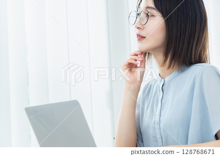 Woman using a laptop 128768671