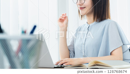 Woman using a laptop 128768674