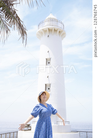 婦女享受旅行 128768745