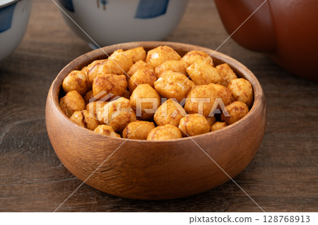 Rice crackers in a wooden bowl (soy sauce flavored) 128768913