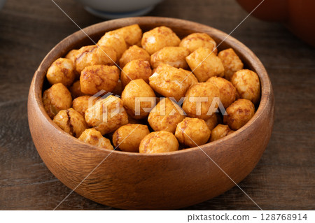 Rice crackers in a wooden bowl (soy sauce flavored) 128768914