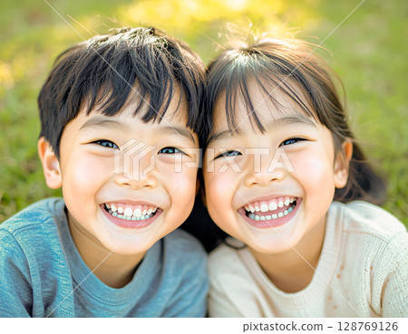 Smiling kid playing in the park 128769126