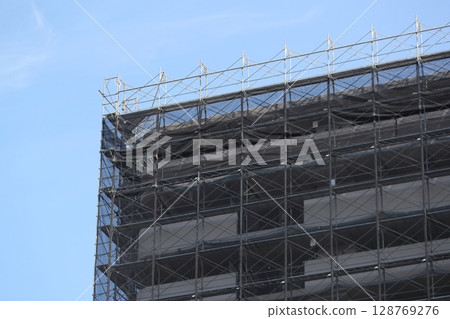 Image of external scaffolding (framework scaffolding) 128769276