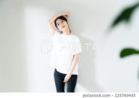 Young lady's portrait 128769485