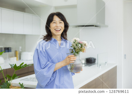 廚房裡拿著花瓶的女人 128769611
