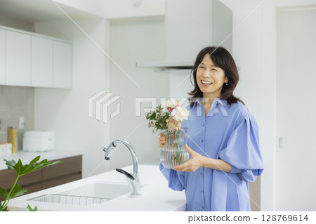 廚房裡拿著花瓶的女人 廚房裡拿著花瓶的女人 128769614