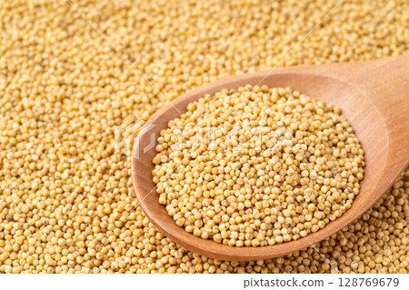 湯匙上的黃色糯米糍的特寫 湯匙上的黃色糯米糍的特寫 128769679