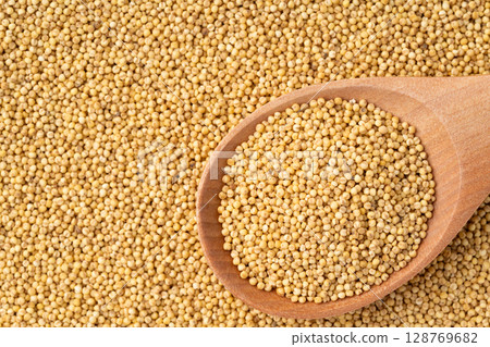 湯匙上的黃色糯米糍的特寫 湯匙上的黃色糯米糍的特寫 128769682