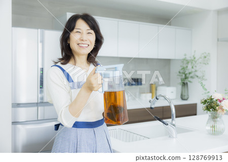 Woman holding a pot of barley tea 128769913