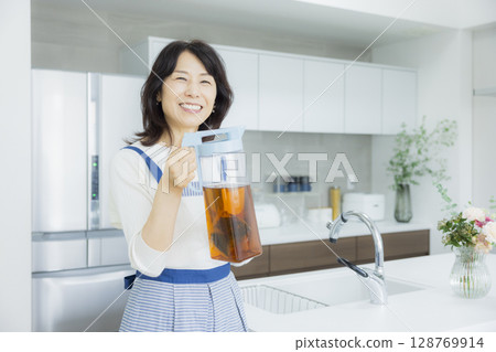 拿著一壺大麥茶的女人 128769914