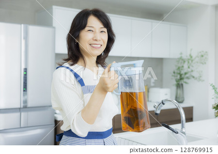 拿著一壺大麥茶的女人 拿著一壺大麥茶的女人 128769915