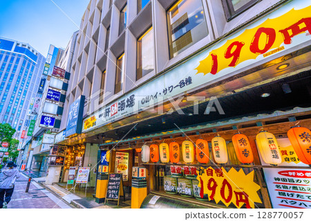 7月，日本橫濱的街景。橫濱站西口前的繁華地帶。背景是橫濱灣喜來登酒店。 2025年7月21日 128770057