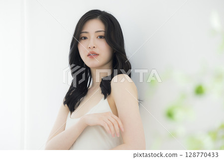 年輕女性的美麗形象 128770433